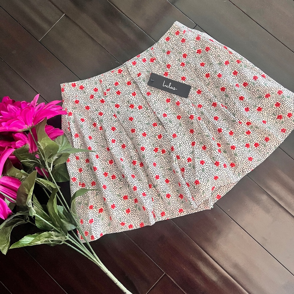 NEW Lulu's Cutie Red Floral Print Shorts Size S